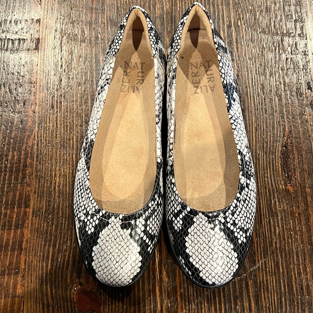 Naturlizer flats size 6m